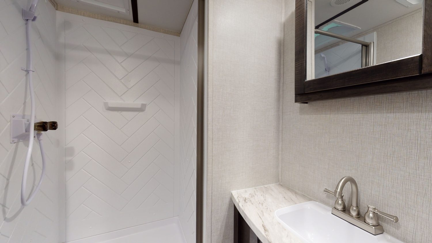 cruiser-aire-cr-30rls-bathroom