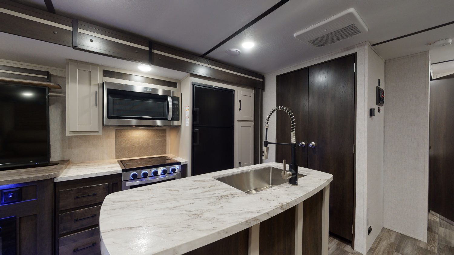 cruiser-aire-cr-30rls-kitchen-1